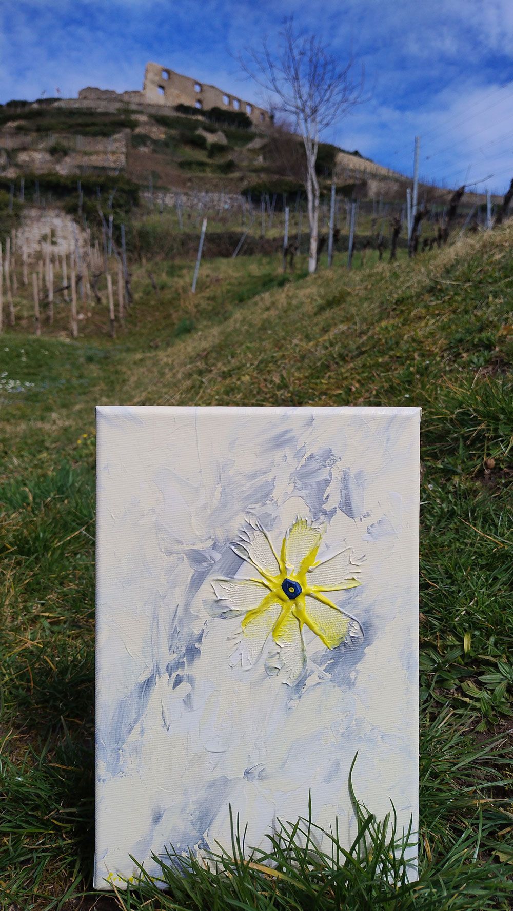 Abstraktes Acrylbild mit Lapislazuli vor Weinberg mit Burgruine Staufen