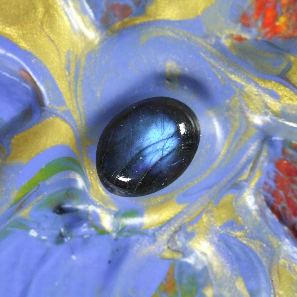 Detail eines Acrylbildes mit eingebettetem Labradorit-Stein